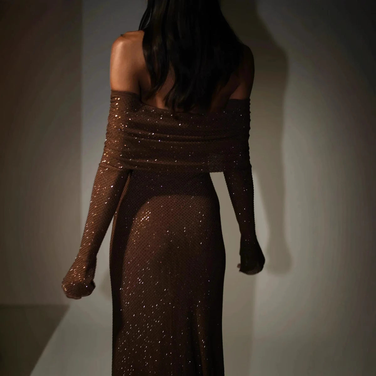 Sexy Luxury Strapless Long Sleeve Slim Rhinestone Noble Dress, abito lungo marrone in paillettes, vista posteriore.